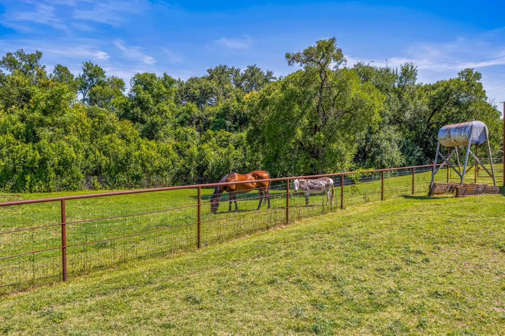 1305 S Old Temple Road Lorena, TX 76655