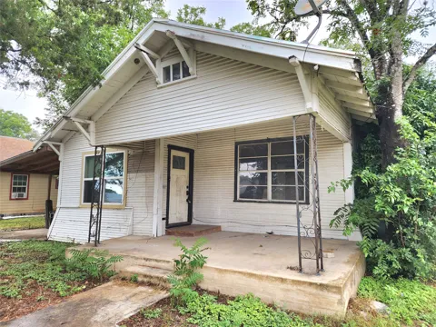 123 E Davis Street