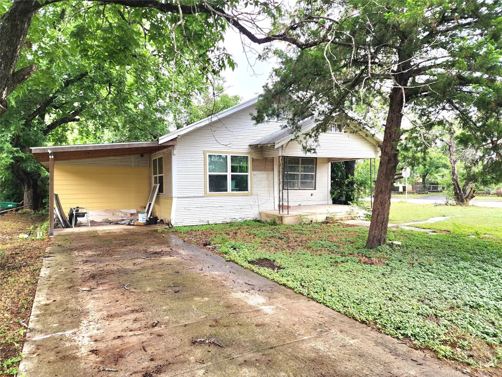 123 E Davis Street Luling, TX 78648