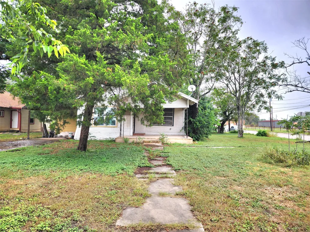 123 E Davis Street Luling, TX 78648