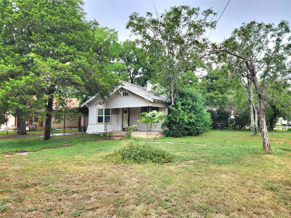 123 E Davis Street Luling, TX 78648