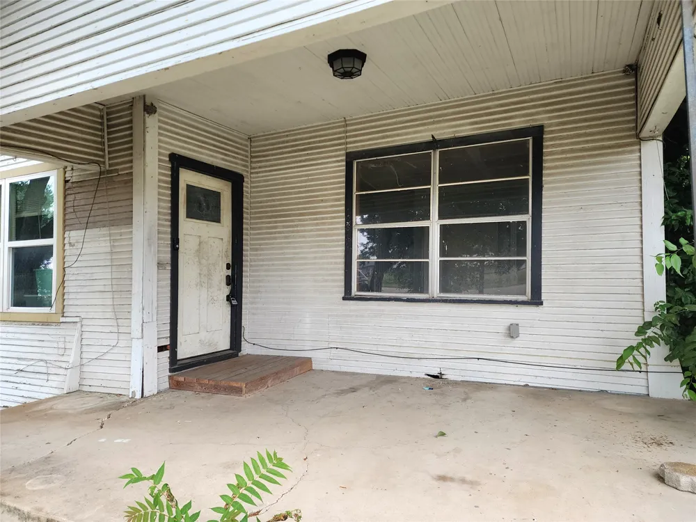 123 E Davis Street Luling, TX 78648