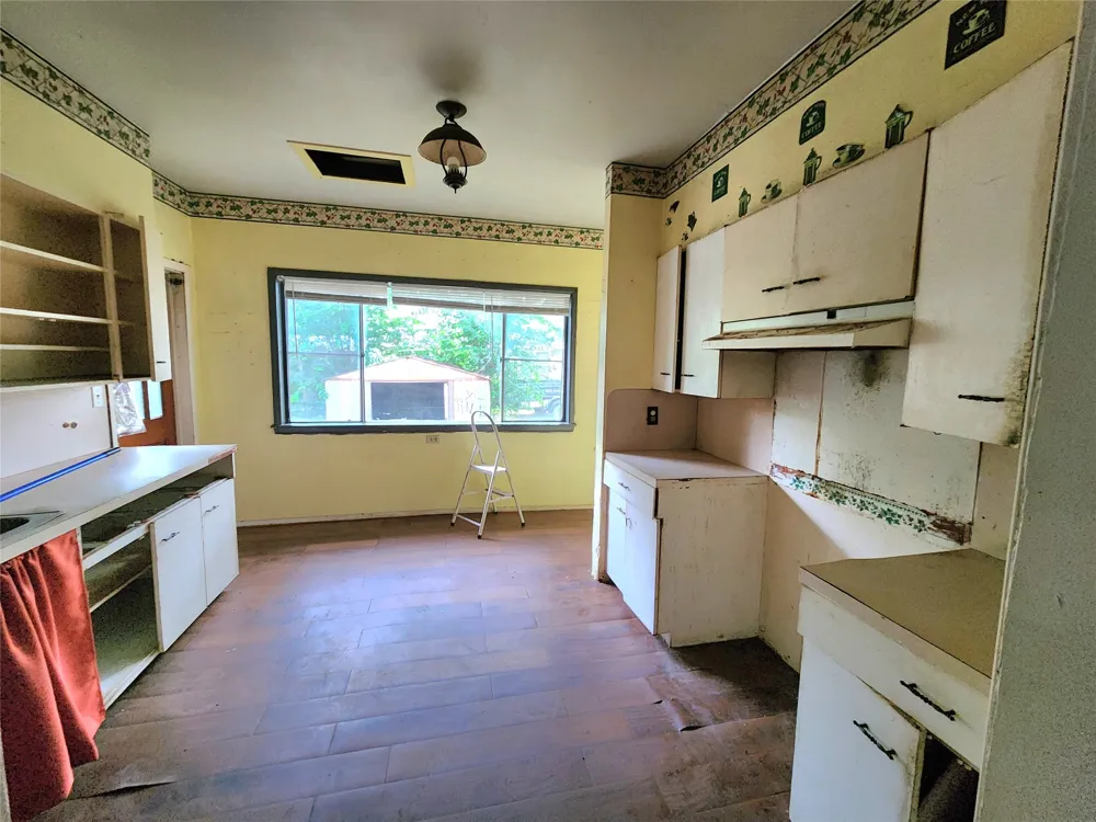 123 E Davis Street Luling, TX 78648