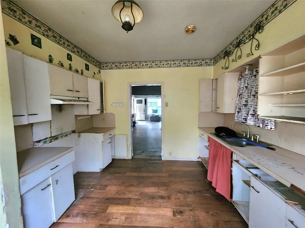 123 E Davis Street Luling, TX 78648