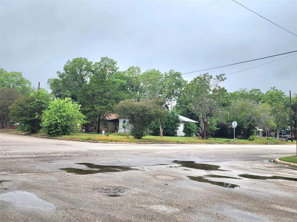 123 E Davis Street Luling, TX 78648