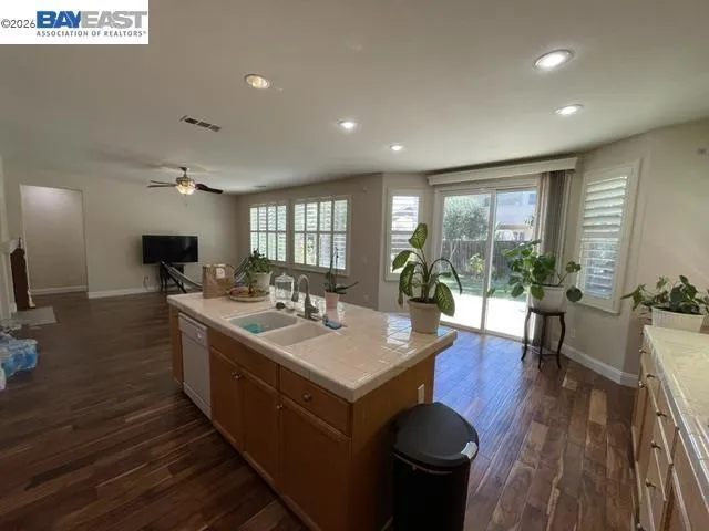 6056 Silveroak Cir Stockton, CA 95219