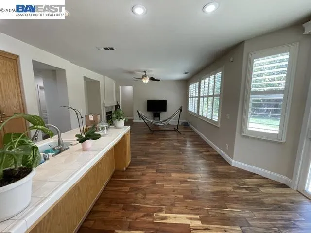 6056 Silveroak Cir Stockton, CA 95219
