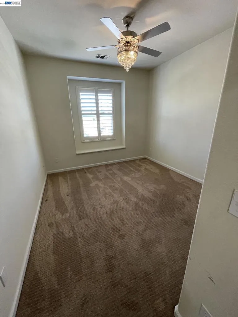 6056 Silveroak Cir Stockton, CA 95219