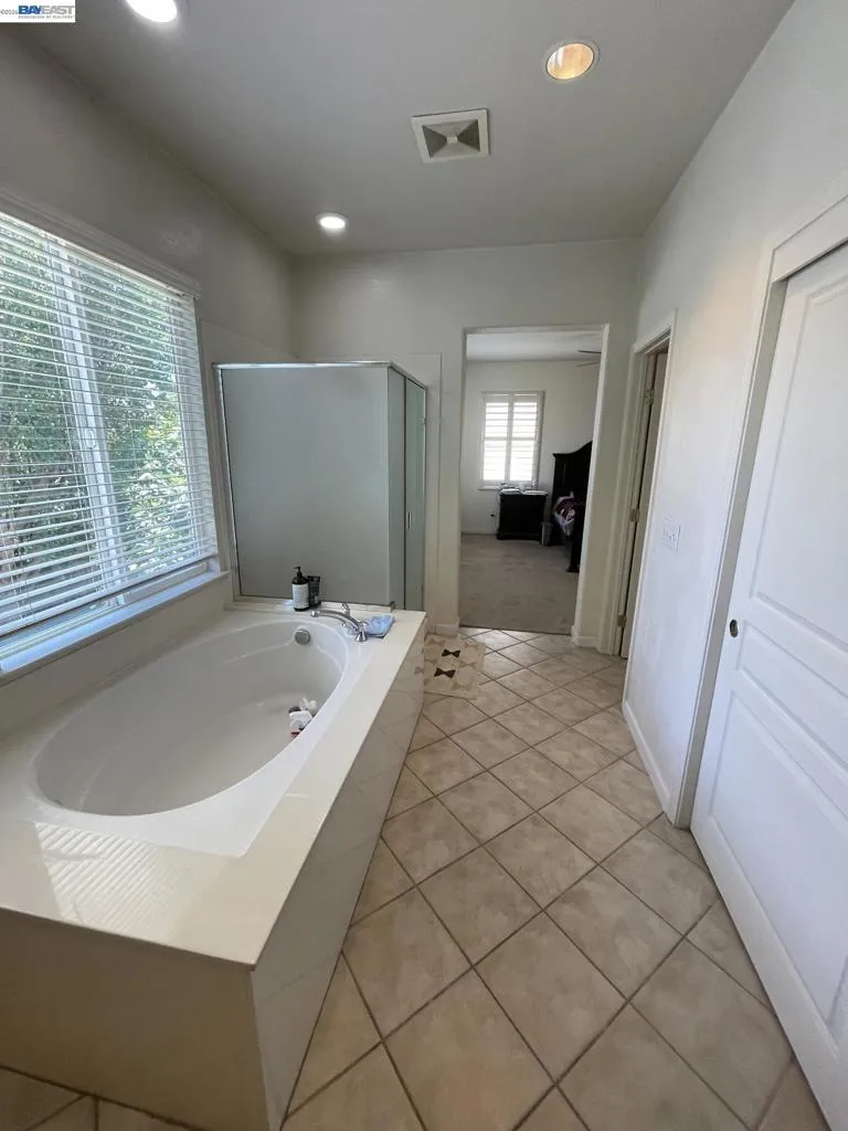 6056 Silveroak Cir Stockton, CA 95219