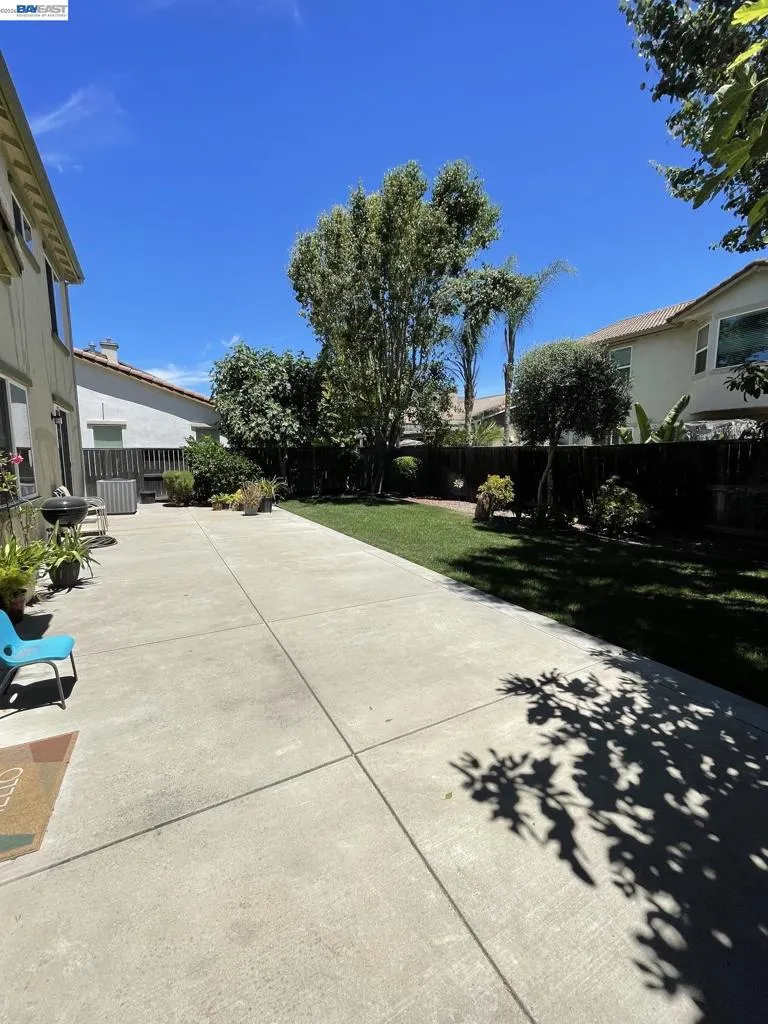 6056 Silveroak Cir Stockton, CA 95219