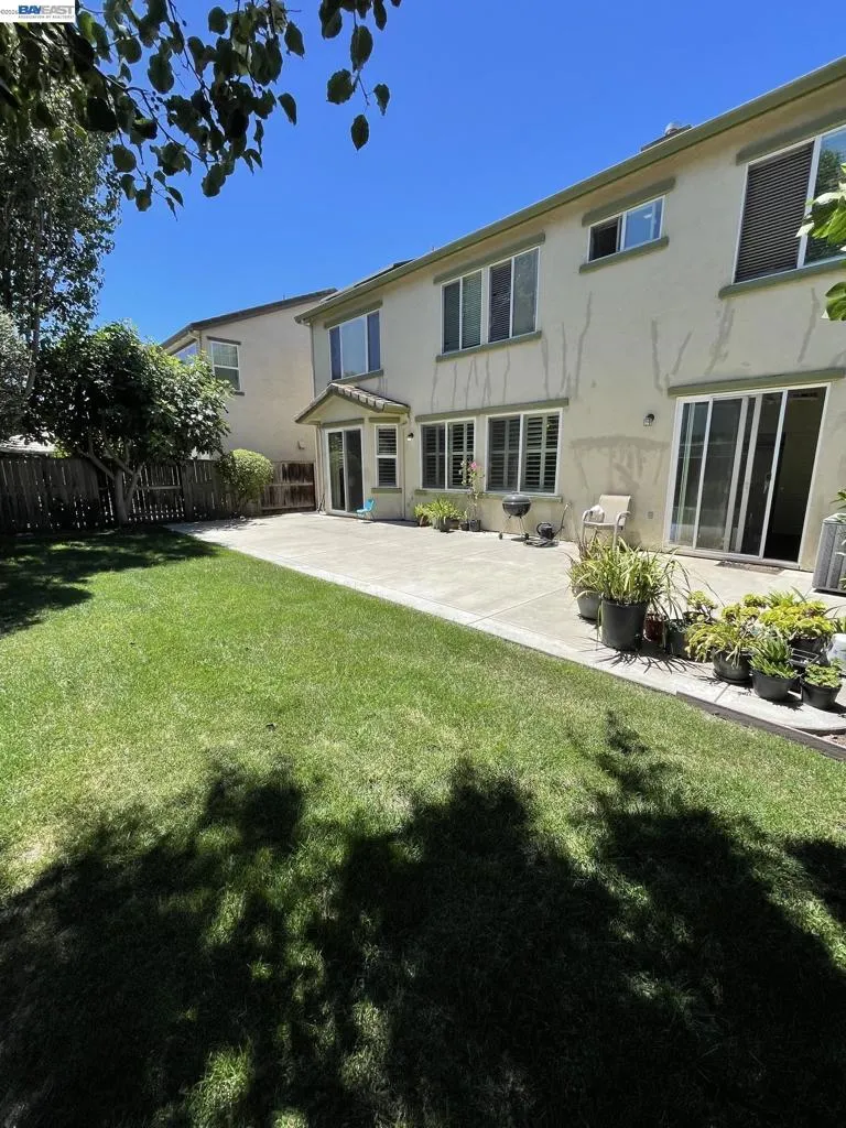 6056 Silveroak Cir Stockton, CA 95219