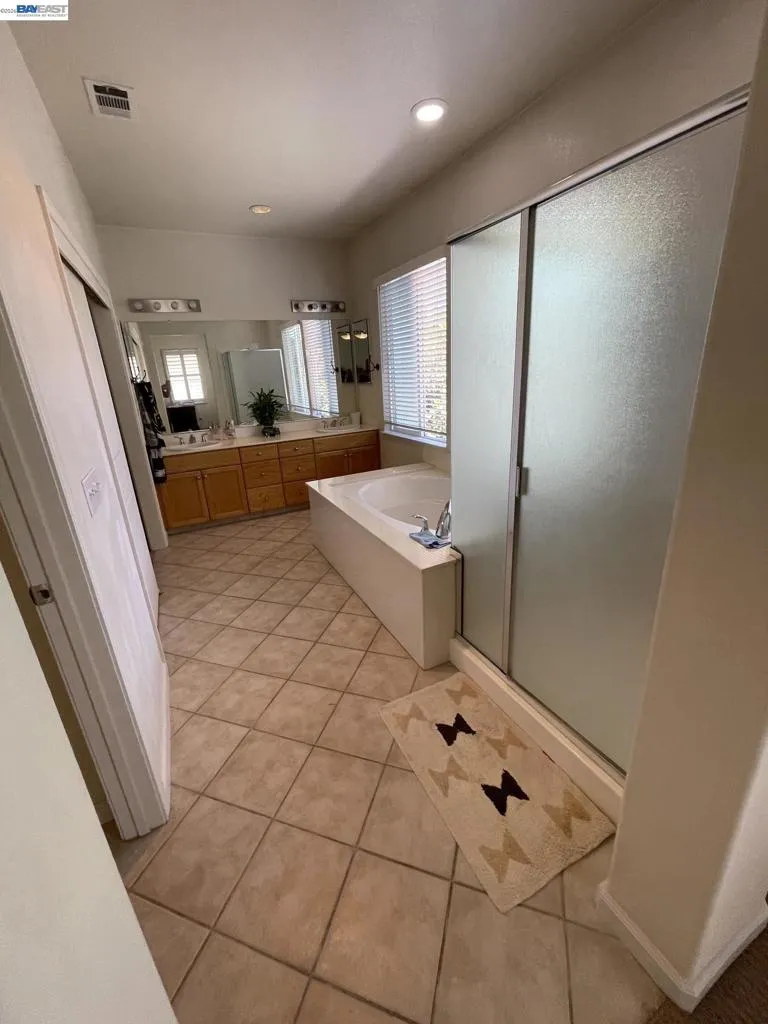 6056 Silveroak Cir Stockton, CA 95219