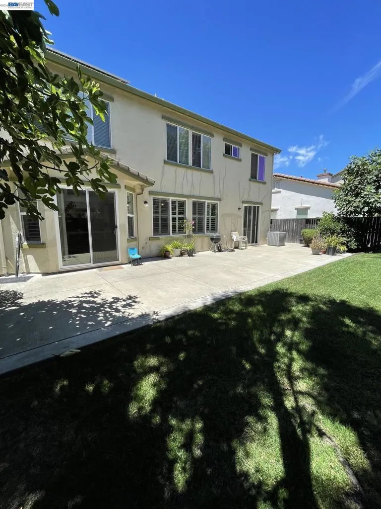 6056 Silveroak Cir Stockton, CA 95219