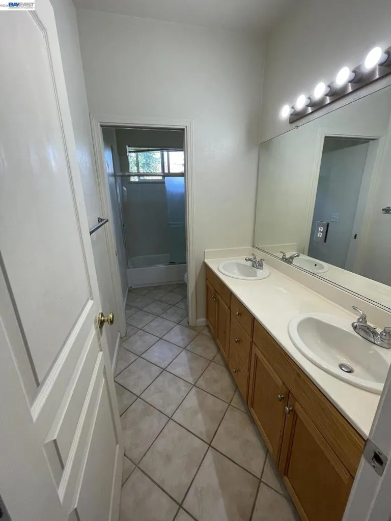 6056 Silveroak Cir Stockton, CA 95219