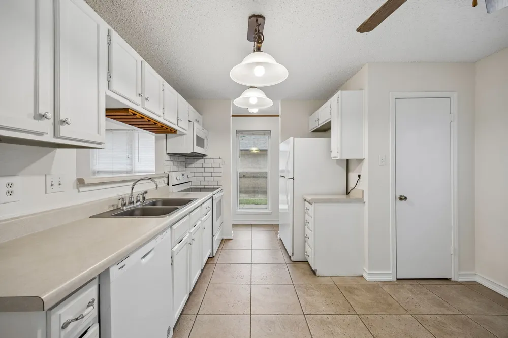 118 E Denton Drive Euless, TX 76039