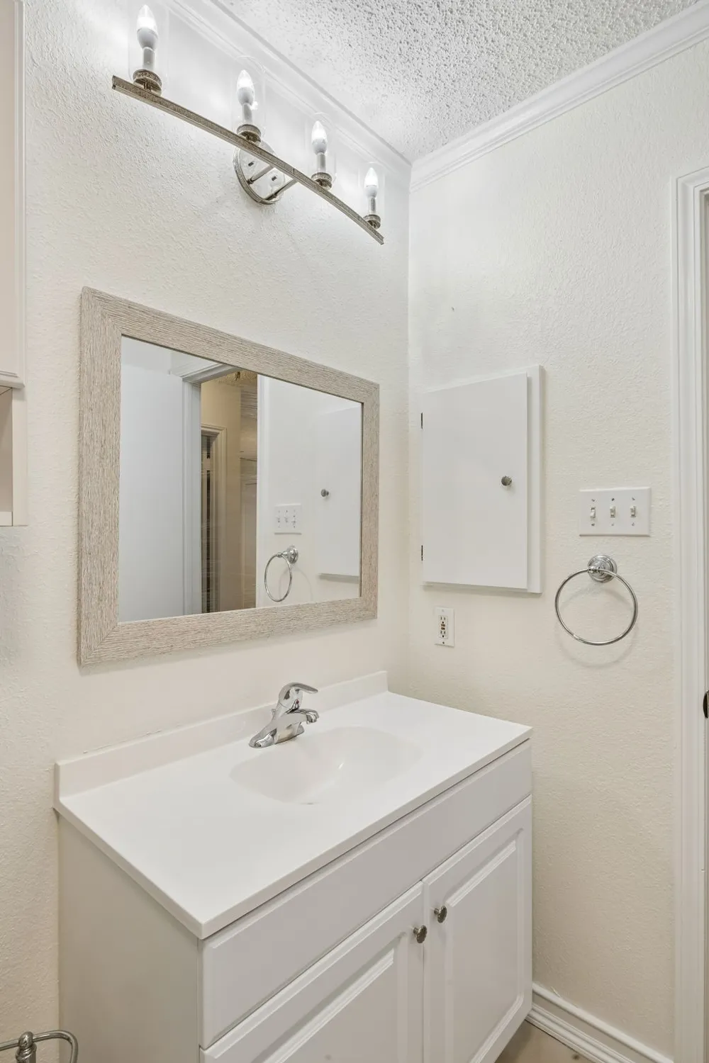 118 E Denton Drive Euless, TX 76039