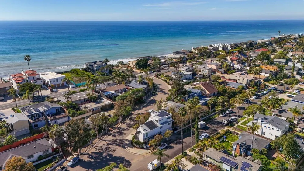 438 La Mesa Ave Encinitas, CA 92024