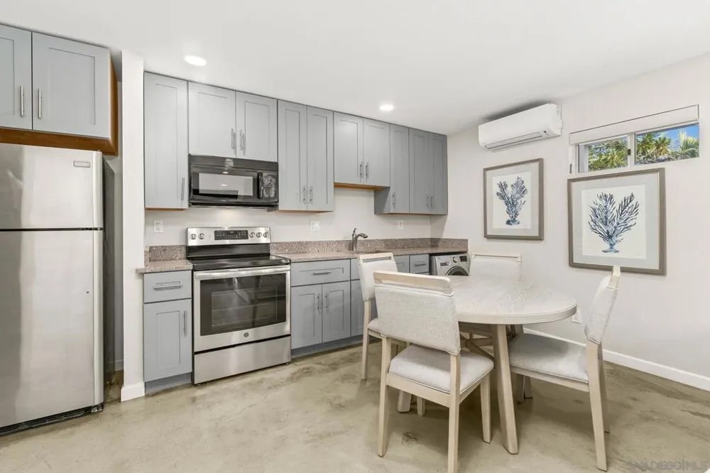 438 La Mesa Ave Encinitas, CA 92024