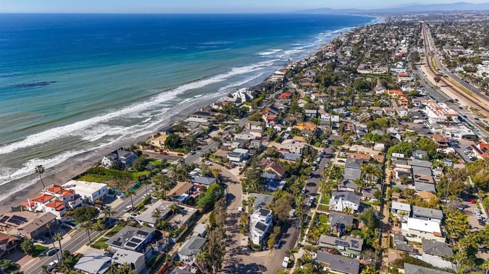 438 La Mesa Ave Encinitas, CA 92024
