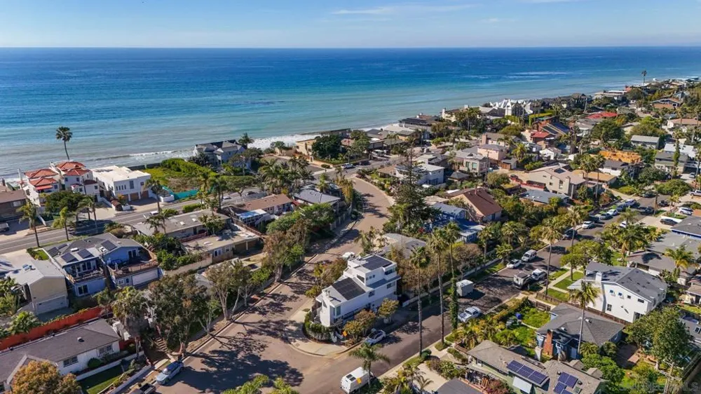 438 La Mesa Ave Encinitas, CA 92024