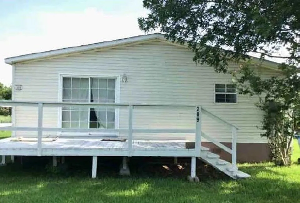 209 4th Street Valley View, TX 76272