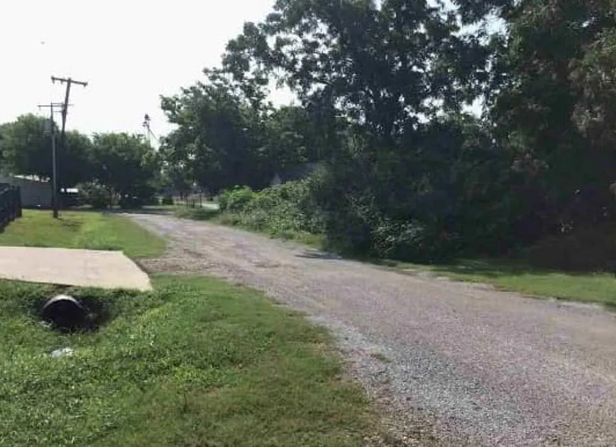 209 4th Street Valley View, TX 76272