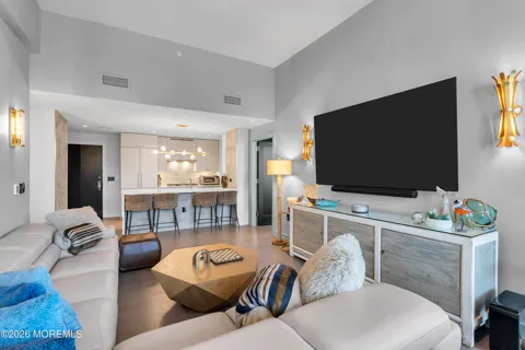 15 Morris Avenue #611