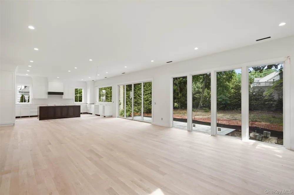 8 Crest Lane Scarsdale, NY 10583