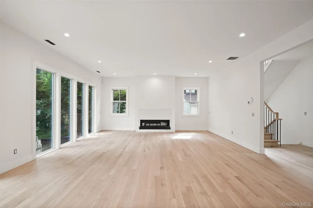 8 Crest Lane Scarsdale, NY 10583