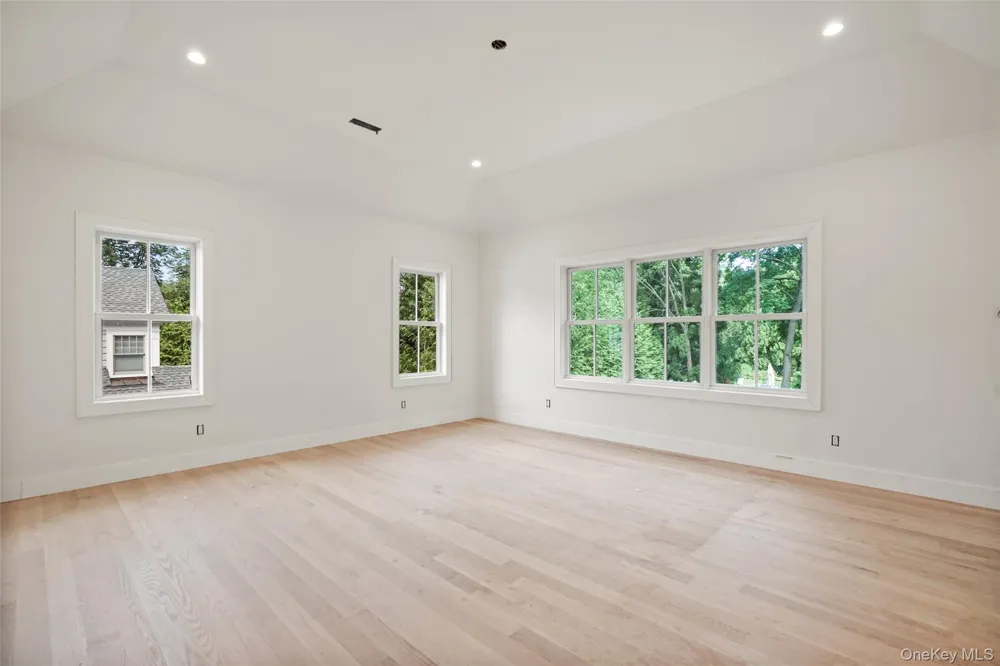 8 Crest Lane Scarsdale, NY 10583