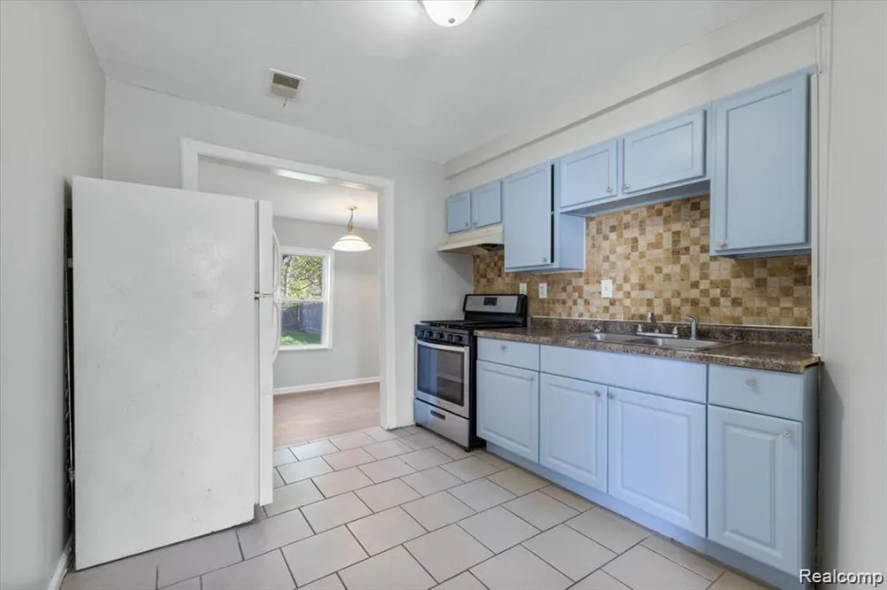 26076 Colgate Street Wayne City, MI 48141