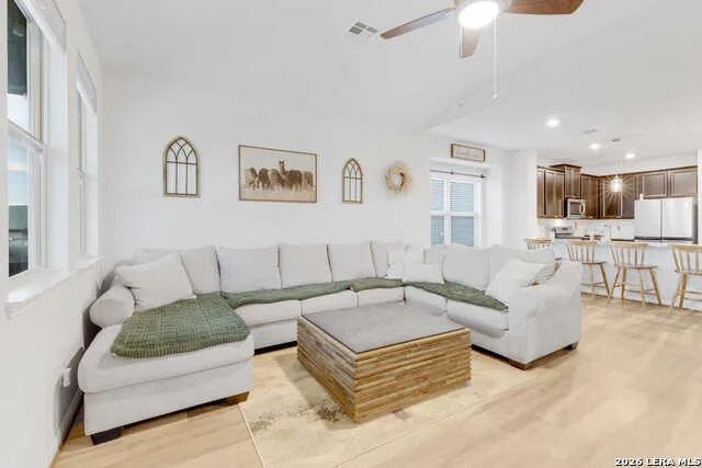 4902 OXBOW BND St Hedwig, TX 78152