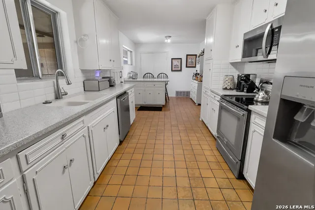 911 E Inez St Beeville, TX 78102