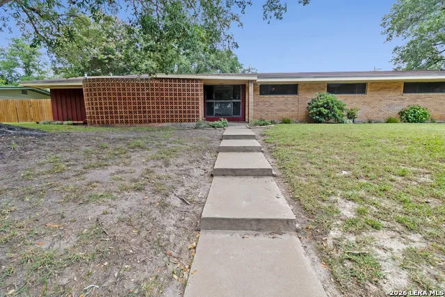 911 E Inez St Beeville, TX 78102