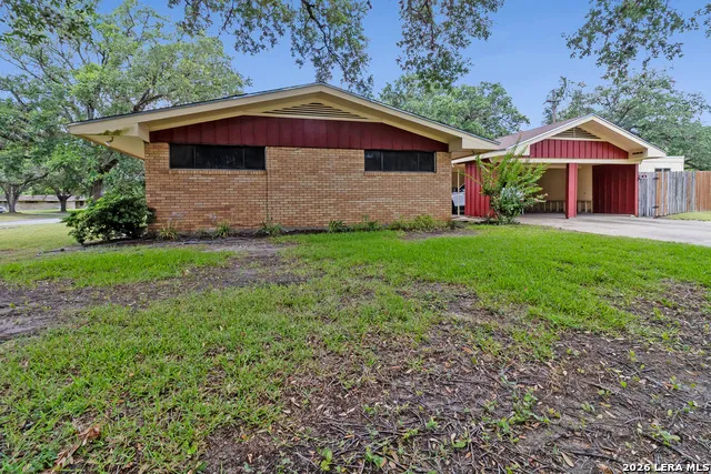911 E Inez St Beeville, TX 78102