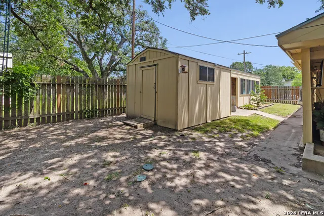 911 E Inez St Beeville, TX 78102