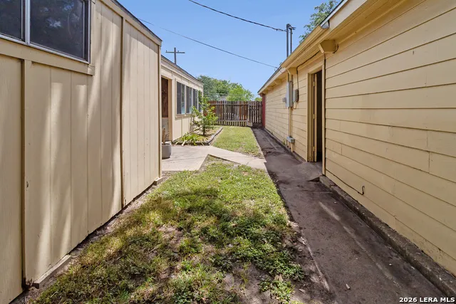 911 E Inez St Beeville, TX 78102