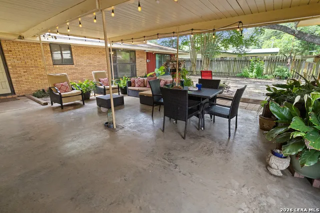 911 E Inez St Beeville, TX 78102