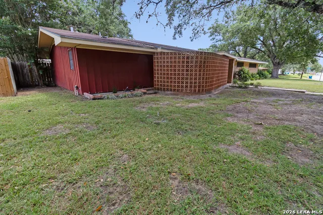 911 E Inez St Beeville, TX 78102