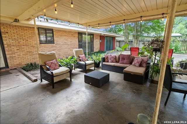 911 E Inez St Beeville, TX 78102