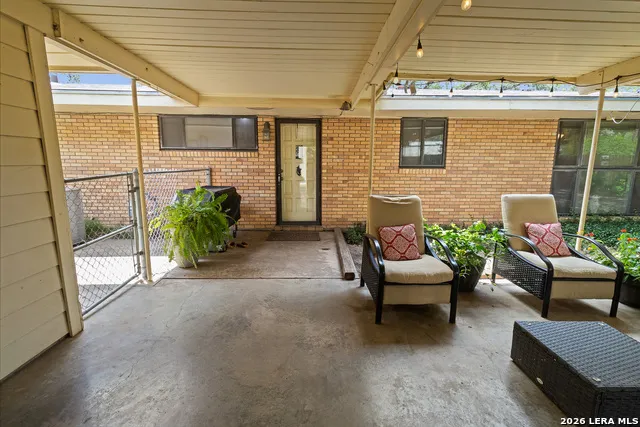 911 E Inez St Beeville, TX 78102