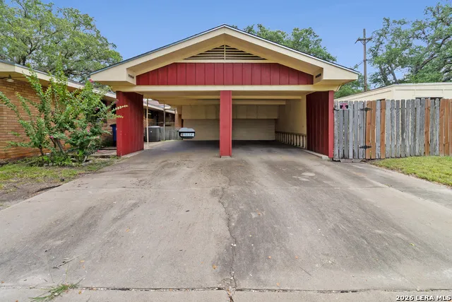 911 E Inez St Beeville, TX 78102