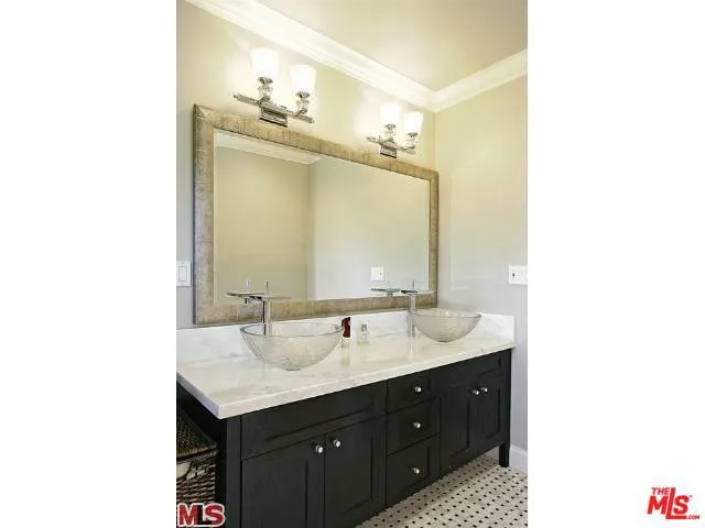 2001 COLDWATER CANYON DRIVE Beverly Hills, CA 90210