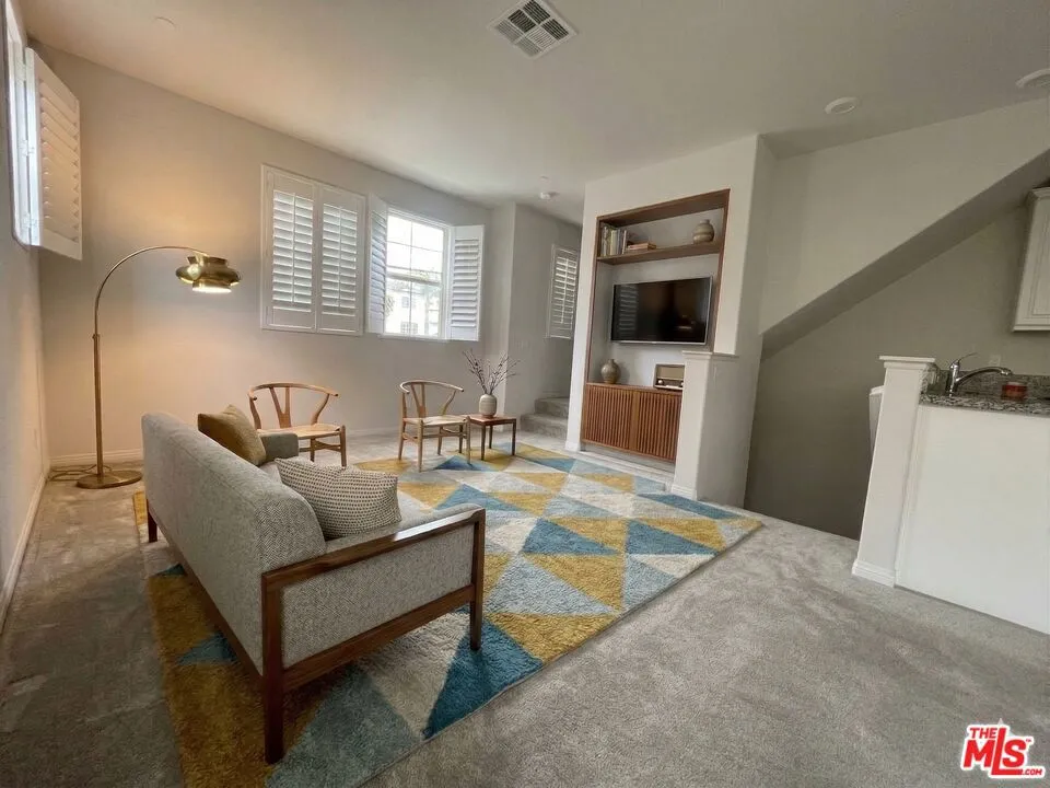 7256 Cherry Lane Van Nuys, CA 91405