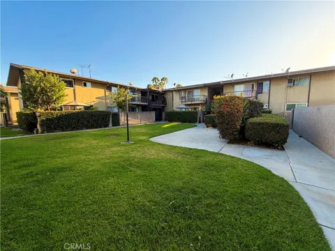 1900 W Glenoaks Avenue