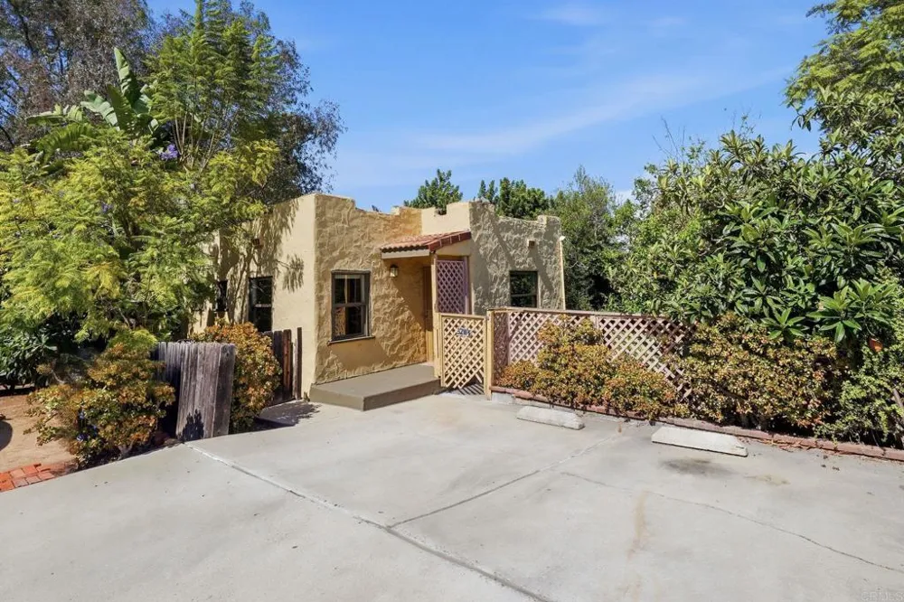 3211 Menlo Avenue San Diego, CA 92105