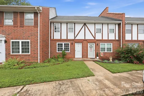 1300 Larchmont Place #210