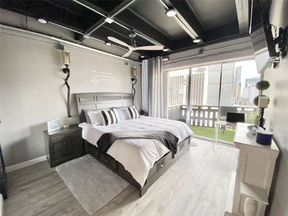 2016 Main Street #1715 Houston, TX 77002