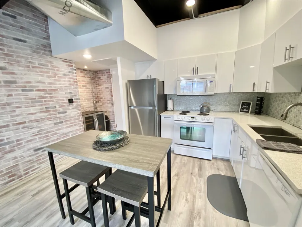 2016 Main Street #1715 Houston, TX 77002