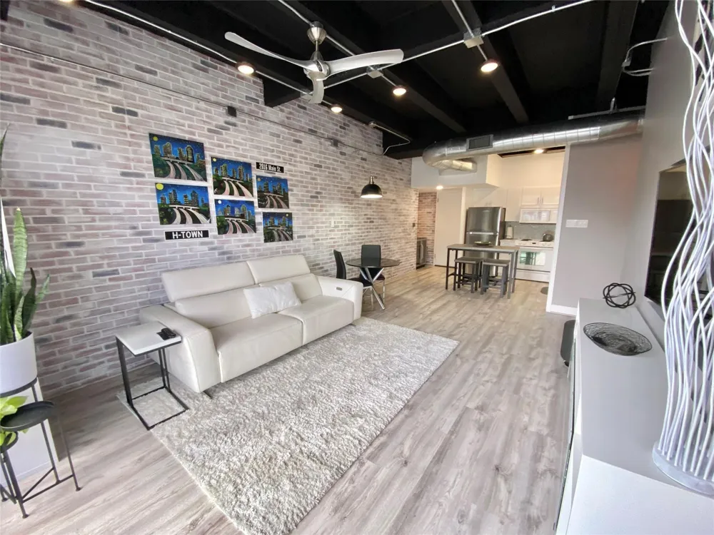 2016 Main Street #1715 Houston, TX 77002